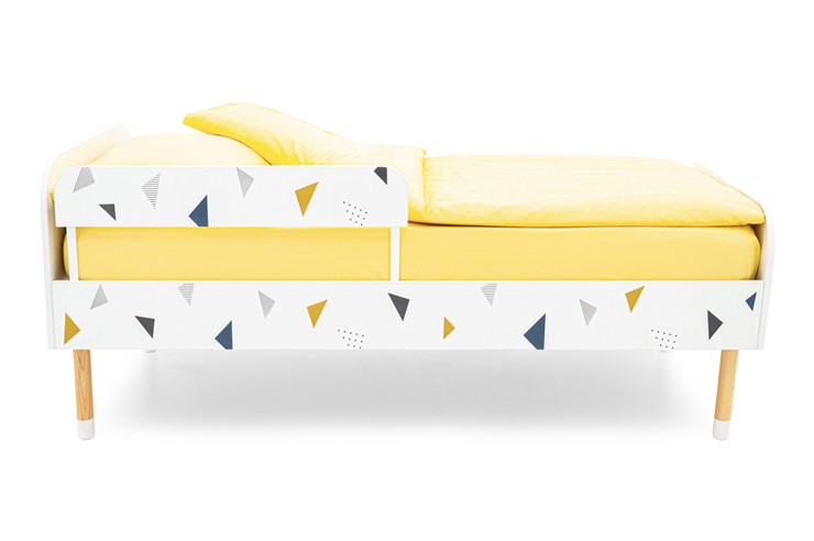 Детская кровать Stumpa Классика "Треугольники желтый, синий" в Магадане - изображение 1